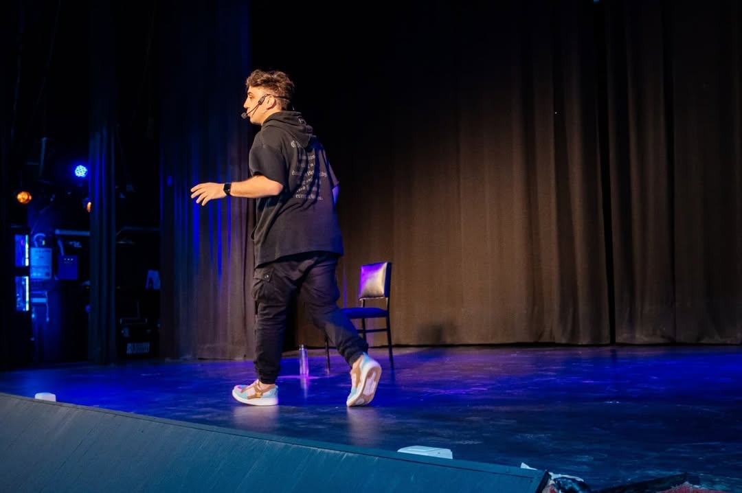 Ayrton en escena con luz azul